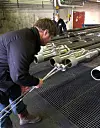 Utstyret som Fishbones har utviklet består blant annet av små borekroner som gjennom et fleksibelt skaft drives av en turbin nede i brønnen. Turbinen ses på enden av de tynne skaftene.
