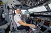 Flykaptein Richard Helskog i Norwegian sitter her i cockpiten til et Boeing 737-800-fly på flyplassen i Kraków i Polen i desember i fjor. Foto: Arash A. Nejad