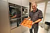 BOLLEMANNEN: Det er ikke bare kvinner som kan lage flotte boller på kjøkkenet. Bjørn Holthe har utstyret som mange mannfolk egentlig ønsker seg. I bakgrunnen ser du de siste ovnene fra Bosch Siemens, blant annet et varmeskap som er nyttig til heving av bakeverk eller forvarming av tallerkner og annet koppestell.