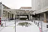 KRATER: Bomben var plassert i en varebil utenfor inngangen til Høyblokka i Regjeringskvartalet. Den grønne presenningen - halvveis dekket av snø midt i bildet - dekker over krateret etter bombebilen. Bomben drepte åtte personer, og rundt 30 ble såret.