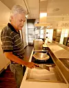 WOK TIL YOU DROP: Tapanjaki er den nye trenden på norske kjøkken. Bjørn Holthe viser løsningen til Guggenau, som er et kremmerke for teknolgiintersserte kjøkkenentusiater.