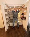 BLIR LITEN: De store kjøleskapene til Gaggenau kan romme det meste. Bjørn Holthe - som ikke er en liten mann - forsvinner nesten inn i herligheten. Gaggenau er et dyrt kvalitetsmerke som blant annet benyttes av kronprinsparet på Skaugum.