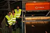 SJEKK: Kjell Olav A. Maldumog Randi Haavik Varberg fra Norsk Resirk sammen med salgsdirektør Tom L. Eng i Titech (foran) ser plastflasker farer forbi i 2,5-3 meter per sekund.