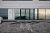 Foran Operaen ut mot sjøsiden ligger kantsteinen løst. Gangveien bølger lett.