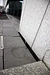 Det er en glippe mellom veggen på Operaen og hellene ved denne sideinngangen mot Dronning Eufemias gate.