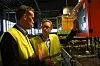 TYSK KONTROL: Titech-maskinen kan programmeres fra Tyskland der service-avdelingen til Titech sitter. Til venstre: Kjel Olav Maldum (Norsk Resirk) og Tom L. Eng, Titech.