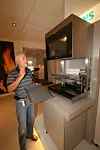 I HEISEN: Bjørn Holthe viser hvor lett du setter inn mat i de nye heisovnene fra Bosch som er kommet på markedet.