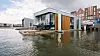 På sjøen: I Nederland er vanlige boliger blitt flytende. Selskapet Waterstudio har tegnet og prosjektert boliger på kanaler, og mener det er fullt mulig å bygge tilsvarende ute i havet. Til å begynne med vil dette dreie seg om å bygge hybridbyer ut fra fastlandet. Foto: Miquel Gonzalez