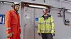– Vi ønsker en miks av nye oppdrag fra olje- og gassindustrien og fra havvindindustrien, sier Aibels verftsdirektør i Haugesund, Lars Inge Hellestveit (t.v.). Selskapet samarbeider tett med Hitachi Energy når HVDC-utstyr skal installeres om bord i plattformene. Hellestveit er her i samtale med Hitachi Energys testingeniør Allan Andersson. Foto: Øyvind Sætre
