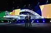General Marcelo Kanitz Damasceno, sjef for det brasilianske luftforsvaret, og Lars Tossman, sjef for Saabs aeronics-forretningsområde, foran det første Gripen F-flyet som denne uken ble avduket i Linköping. Flyet skal senere leveres til Brasil. Foto fra 2026.