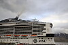 FNs sjøfartsorganisasjon har vedtatt at det er forbudt å ha diesel med for høyt svovelinnhold i tankene – selv om motorene bruker lovlig drivstoff fra andre tanker. Fra 2023 kan det bli forbud mot tungolje i arktiske strøk. Her er MSC Meravaglia til kai i Longyearbyen. Skipet har fire Wärtsilä hovedmotorer på totalt 58 MW.