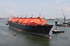 Hilli på vei inn ytil Keppels-verftet i Singapore. I 2017 er det ferdig ombygget til FLNG-anlegg for prosessering og nedlkjøling av naturgass til væske. Søsterskipet Gimi skal gjennom samme ansiktsløftning og foryngelse.