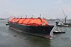 Hilli på vei inn ytil Keppels-verftet i Singapore. I 2017 er det ferdig ombygget til FLNG-anlegg for prosessering og nedlkjøling av naturgass til væske. Søsterskipet Gimi skal gjennom samme ansiktsløftning og foryngelse.