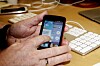 Hemmeligheten bak den lave prisen på Telenors smarttelefon ligger i hvordan Firefox-operativsystemet håndterer applikasjonene.