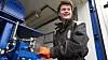 De tre første dagene i uka jobber Sander Joa som lærling i kjemi- og prosessfag hos Norwegian Technology i Mekjarvik utenfor Stavanger. Torsdag og fredag sitter han på skolebenken på Sauda vidaregåande skule, der kjemi, norsk og kroppsøving står på timeplanen.
