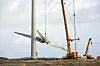Selv om det bygges ut mye fornybar energi, er det ikke nok til å nå målene som ble satt under klimatoppmøtet COP28. Bildet viser monteringen av de fem vindturbinene i Valsneset vindpark i Bjugn i Trøndelag.