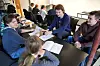 – Miljøet i klassen og på skolen har vært helt fantastisk, sier Sander Joa (i midten). Til høyre sitter Bjørnar Indrebø, Pia Sømme sitter med ryggen til, og Bjørn Eirik Drarvik sitter ved siden av henne. Foto: Thomas Førde