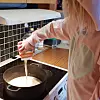 Fløte har masse aminosyrer som reagerer med sukkeret og dannet nye molekyl i en mørkere farge, en maillardreaksjon. Eldrid (7) hjelper til, for anledningen i enhjørningkostyme. Foto: Bjørn H. Samset