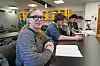 Pia Sømme er eneste jenta blant 10 gutter i YSK fjerde klasse i Sauda. Hun har læreplass i kjemi- og prosessfaget hos Norsk Stein. Få jenter har hittil søkt om opptak til denne linja, men skolen har noen på hvert årstrinn. Til høyre for Pia sitter klassekameratene Bjørn Eirik Drarvik, Vebjørn Knutsen og Ådne Høiland. Foto: Thomas Førde
