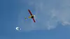 Når dronen når kunden, slippes pakken ut i en fallskjerm.