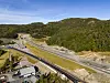 Den grasbevokste skråningen mellom ny E39 og den nyasfalterte avkjøringsveien er stedet for solcelleanlegget. Foto: Arash A. Nejad