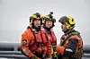Redningsmennene Arne Marius Pettersen og Tor Helge Edorsen sammen med Alexander Fjeldsbø på KV Svalbard. Foto: Eirik Helland Urke