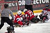 Det går hardt for seg på isen. Her fra en kjelkehockeykamp mellom Norge og Canada på Hamar i mars.