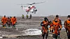 Her går markørene i land etter å ha blitt evakuert fra KV Svalbard. Her venter nye utfordringer, som kulde og isbjørnfare. Foto: Eirik Helland Urke