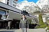 Mannen bak: Hotelldirektør Richard Grov har skapt et lønnsomt reiselivsprodukt av det som for mange fremstod som en vill idé. Vi ser Hoven Restaurant og toppstasjonen for Loen Skylift i toppen av bildet.