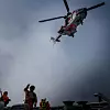 Evakueringen fra dekk går effektivt unna. Her viser Alexander Fjeldsbø tegn til at to nye skal gjøre seg klare, mens andre heises. Foto: Eirik Helland Urke