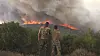 To grekere ser på flammer som sprer seg i Evros-regionen nordøst i Hellas i slutten av august. Skogbrannen her var den største som noen gang er observert i EU.