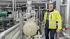 Varmepumpa dekker hele fabrikkens behov for oppvarming og varmtvann, forteller Terje Magnussen, kjøleteknisk leder i Diplom-Is.