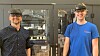 Eivind Adelsten Rosén og Andreas Thoresen med 'HoloLens' foran en pakkemaskin.