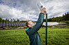 Ingeniør Erlend Hustad Honningdalsnes rigger opp en værstasjon ved Buer solkraftverk. Han skal bidra til å skaffe kunnskap om hvordan pollinatorer trives i solparken.