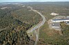 Sør for Assurtjern skal dagens E 6 brukes som sørgående kjørebane for ny fire-felts E 6. Til venstre for de to bruene kommer den 3,7 km lange tunnelen ut i dagen. (Ill: Norfilm)