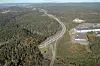 Sør for Assurtjern skal dagens E 6 brukes som sørgående kjørebane for ny fire-felts E 6. Til venstre for de to bruene kommer den 3,7 km lange tunnelen ut i dagen. (Ill: Norfilm)