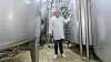 Terje Magnussen mellom tankene som brukes til vasking av rør og produksjonsutstyr. Tankene forvarmes av varmepumpa. Foto: Arash A. Nejad