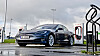 Tesla Model S lader ved Tesla Lyngdal Supercharger.