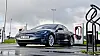 Tesla Model S lader ved Tesla Lyngdal Supercharger.