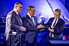Toppsjefen for Thyssenkrupp Marine Systems, Oliver Burkhard, den tyske forsvarsministeren Boris Pistorius og Bjørn Arild Gram under markeringen av byggestart på verftet i fjor høst. Foto: Axel Heimken/Thyssenkrupp Marine Systems