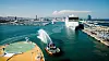 Taubåter hilser det nye cruiseskipet med å sende kaskader av vann opp i lufta ved avgang fra Barcelona. Foto: Eirik Helland Urke