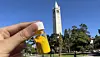 Hovedforfatteren bak studien fra Berkeley-universitetet i California holder her en liten flaske med det gule stoffet COF-999, som ser ut til å ha enestående egenskaper når det gjelder å fange CO2 fra luften.
