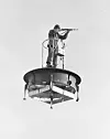 Soldaten kan være fra fallskjermtroppene. Våpenet ligner en versjon av US M1 Carbine, men uten magasin. Smithsonian oppgir at plattformen er en Hiller modell 1031-A-1. Foto: Wikimedia Commons/CC-BY-SA-2.0