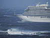 Cruiseskipet Viking Sky. Det er kraftig uvær på stedet.