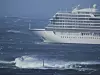 Cruiseskipet Viking Sky. Det er kraftig uvær på stedet.