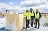 Paul Messa, Henrik Olavesen og Bjørn Henrik Christoffersen er tilfreds med hvordan taket på Porsche Center Fredrikstad kommer til å bli. Foto: Paal-André Schwital, Metro Branding