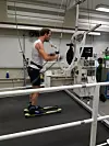 Anders Södergren, tidligere svensk skiløper, på samme slags tredemølle på rulleski som skiløperne ble testet på i studien. Bildet er tatt i forbindelse med et annet forskningsprosjekt Andersson er involvert i. Foto: Erik P. Andersson