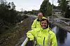 Byggeleder Stine Ingvill Thonhaugen (foran) og kontrollingeniør Kjell Erik Sand ved nye Skattum gangbru over Lognselva. Foto: Bjørn Olav Amundsen