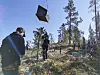 De tre fjelltopphyttene må ha lavest mulig vekt før de løftes opp på fjellplatået bak gården.