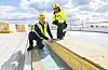Bjørn Henrik Christoffersen og Paul Messa viser frem Robust-produktene på taket i Fredrikstad. Foto: Paal-André Schwital, Metro Branding